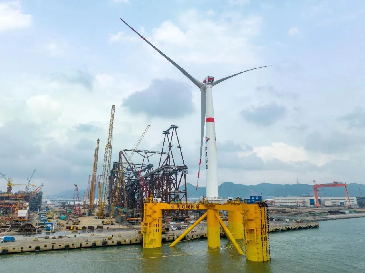 陸首座深遠海浮式風電平台